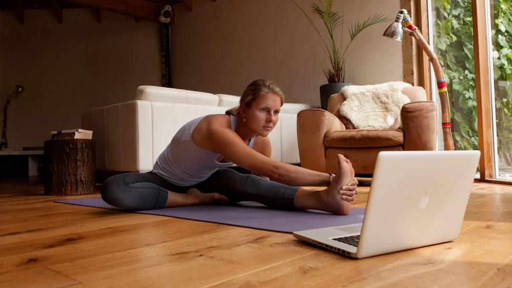 The Benefits of Practicing Yoga⁣ Online: Flexibility Meets Convenience