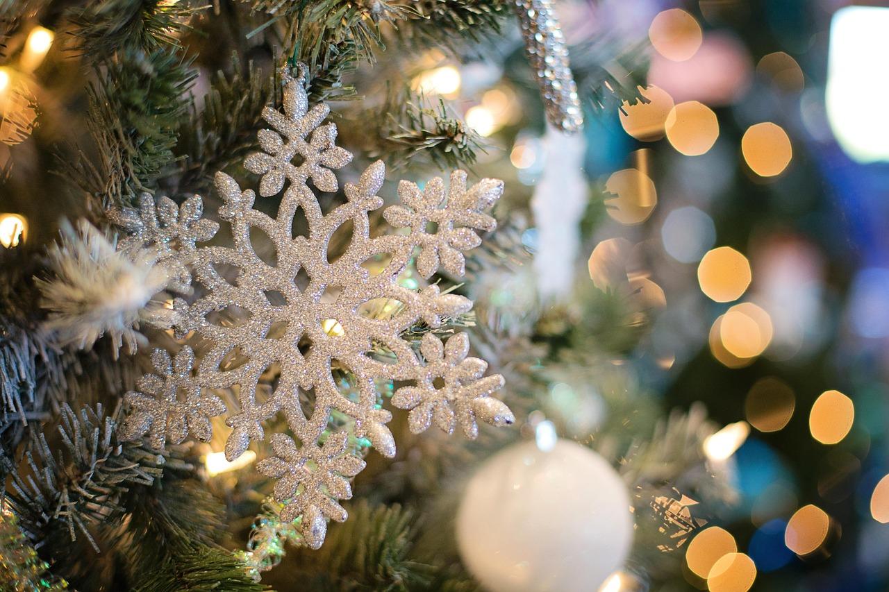 Festive Decorations to Brighten Up Any ⁤Space