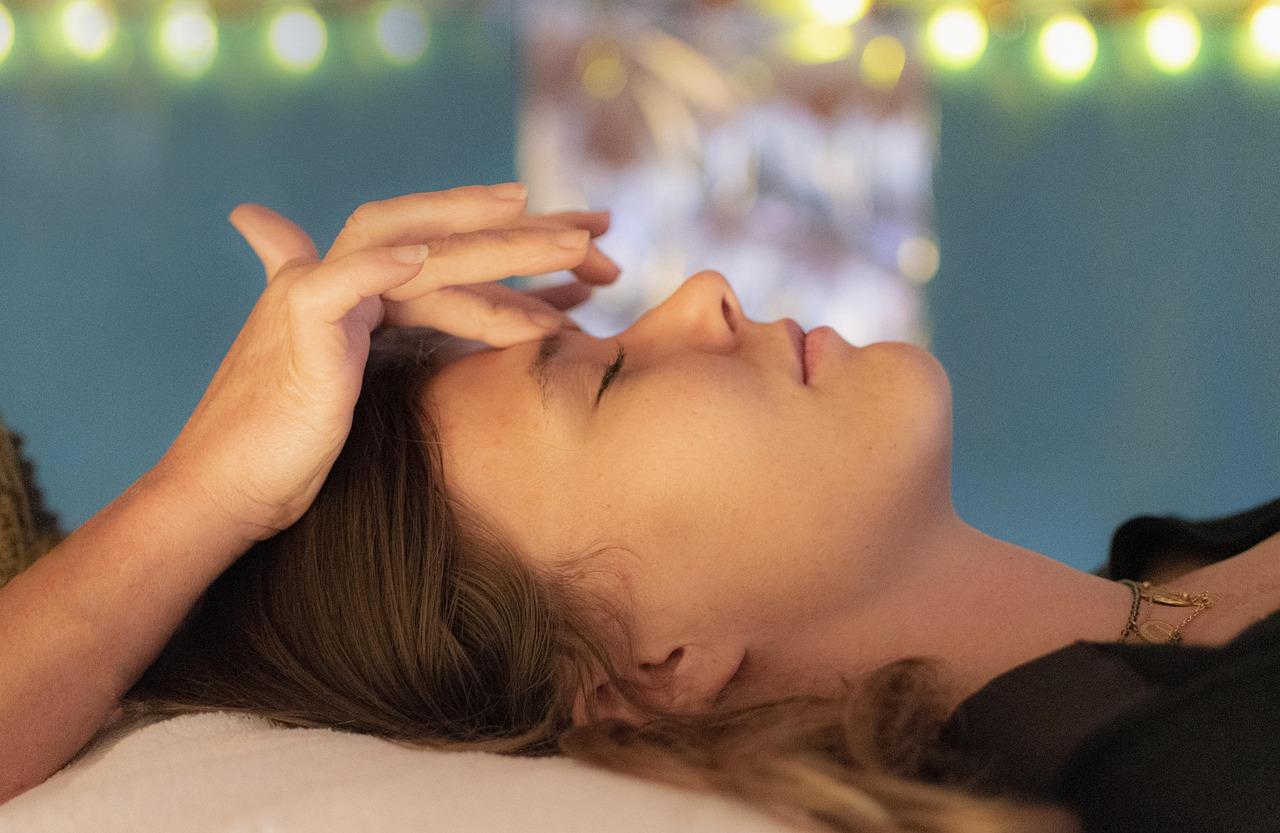 How to Become a Holistic Healer: Beginner’s Guide (Step-by-Step)