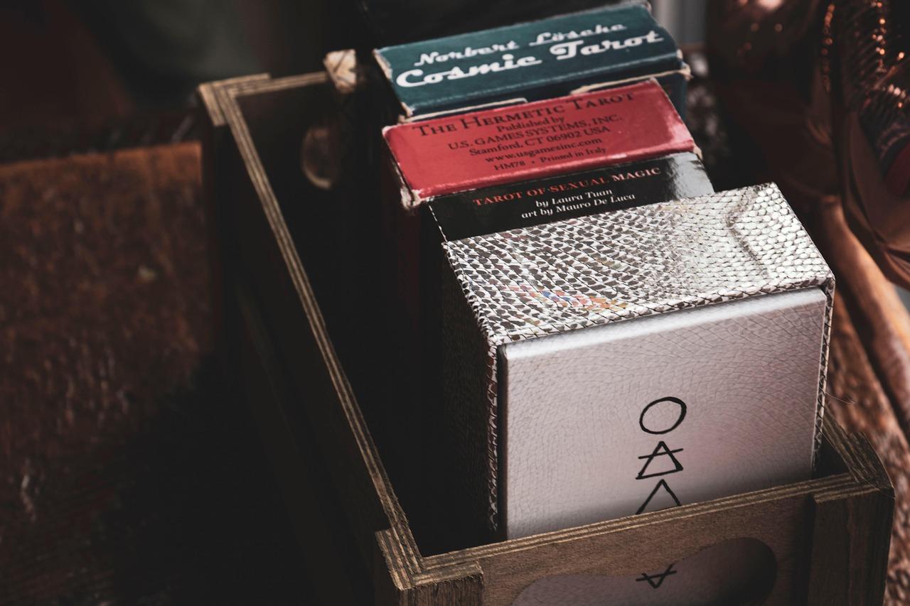 How to Become a Tarot Card Reader: Beginner’s Guide (7 Steps)